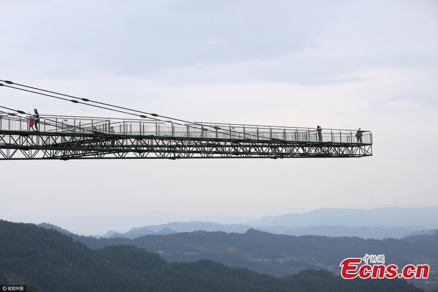 80 meters from the cliff edge! Thrilling skywalk opens in Chongqing(1/4)
