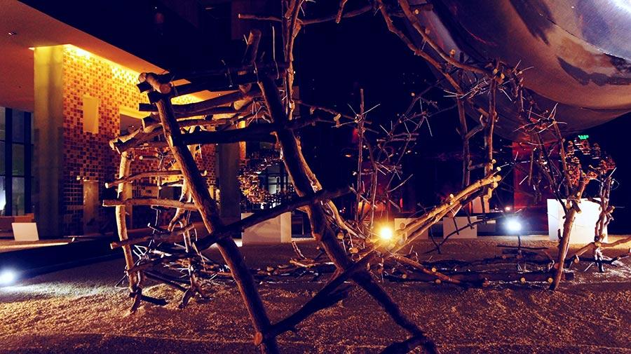 Artist presents structures at exhibition(1/7)