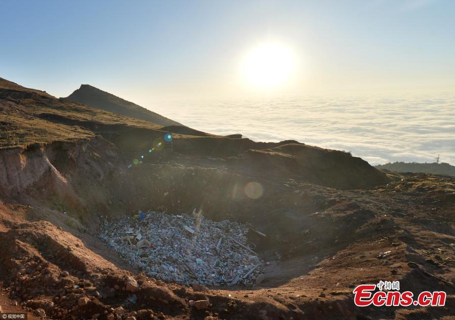 Famous sightseeing stand tainted by unruly hikers(1/3)