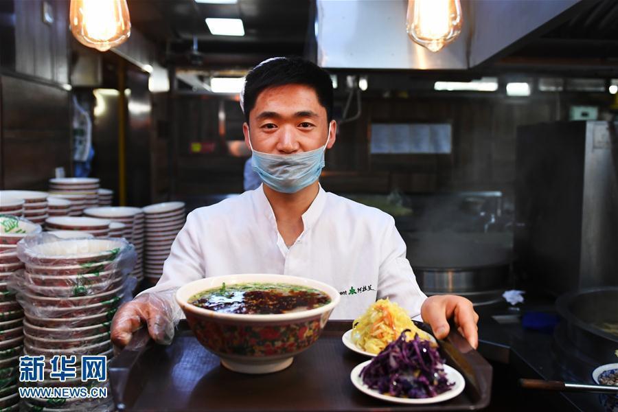 Photo taken on April 12, 2017 shows a beef noodle set at a restaurant in Lanzhou City, capital of Northwest China’s Gansu Province,. Lanzhou is known for its beef noodles made into different shapes. Thousands of restaurants in the city are reported to sell more than one million bowls of beef noodles a day. In many other cities in China people can also easily find beef noodle restaurants. (Photo: Xinhua/Chen Bin)