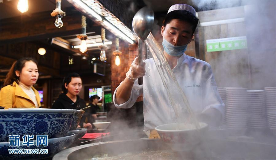 A cook adds soup to a bowl of beef noodles at a restaurant in Lanzhou City, capital of Northwest China’s Gansu Province, April 12, 2017. Lanzhou is known for its beef noodles made into different shapes. Thousands of restaurants in the city are reported to sell more than one million bowls of beef noodles a day. In many other cities in China people can also easily find beef noodle restaurants. (Photo: Xinhua/Chen Bin)