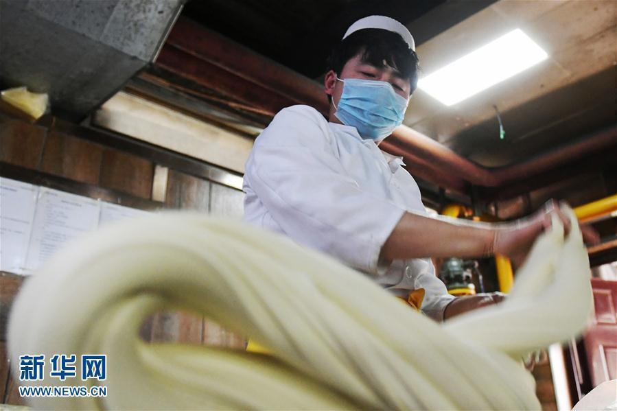 A cook kneads dough to make beef noodles at a restaurant in Lanzhou City, capital of Northwest China’s Gansu Province, April 12, 2017. Lanzhou is known for its beef noodles made into different shapes. Thousands of restaurants in the city are reported to sell more than one million bowls of beef noodles a day. In many other cities in China people can also easily find beef noodle restaurants. (Photo: Xinhua/Chen Bin)