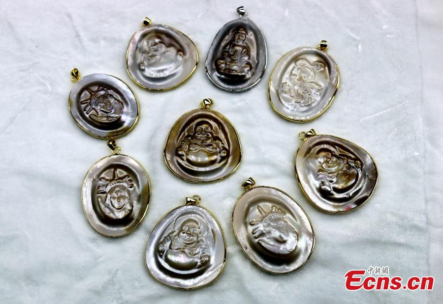 Freshwater pearls in unusual shapes sell well(1/8)