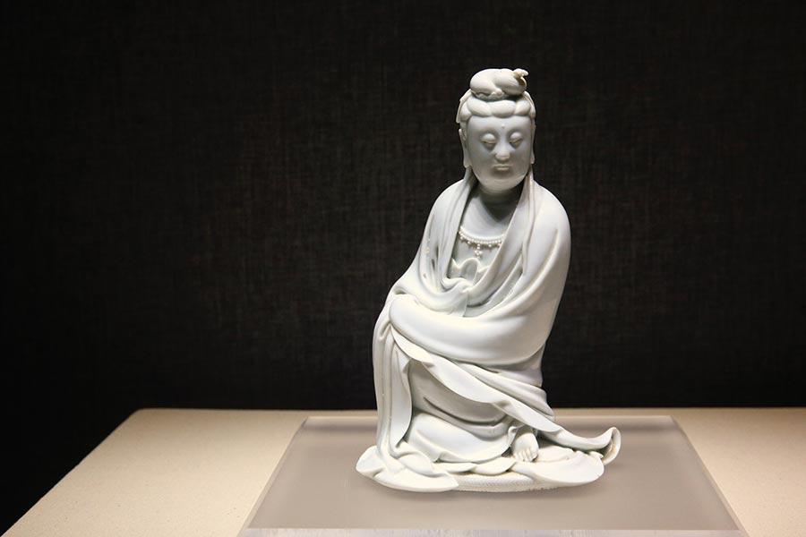 Historic white porcelain on show at Beijing's Summer Palace(1/4)