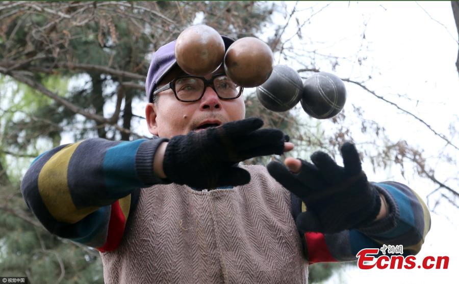 61-year-old eyes record for iron ball exercise(1/3)