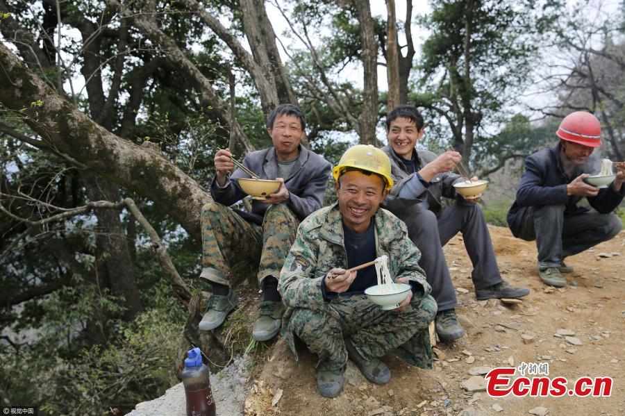 Man cares about mule, spends more on animal feed than food(1/4)