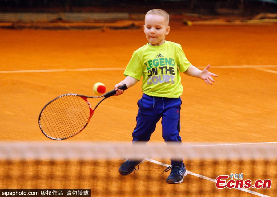 3-year old boy registered as the youngest tennis player in Ukraine(1/4)