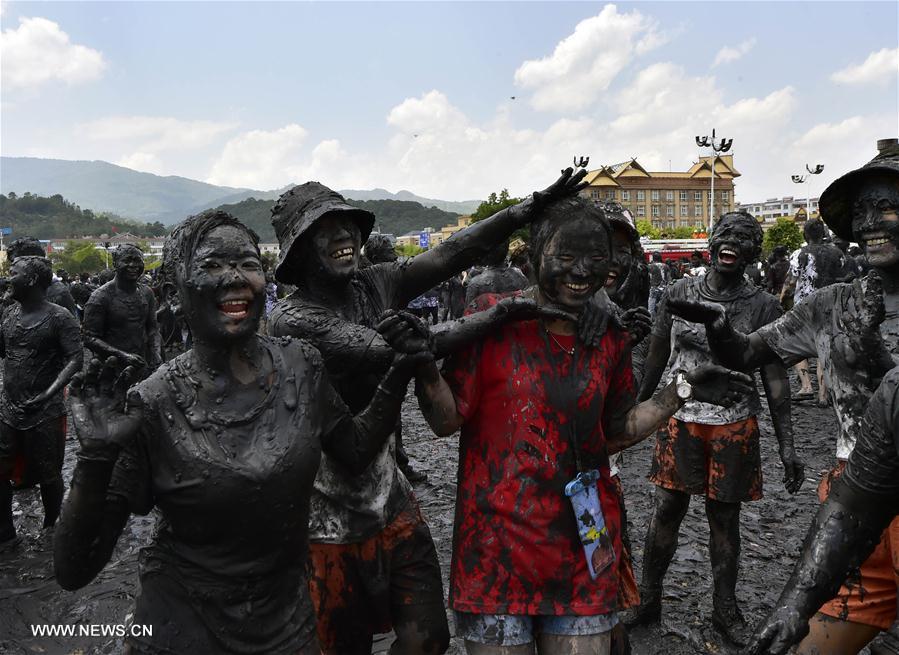 Wa people, tourists celebrate 'Monihei' Carnival in SW China's Yunnan(1/10)