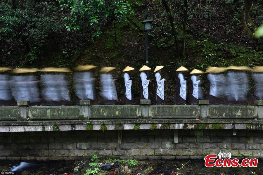 Monk charity walk in Hangzhou raises $72,000(1/4)