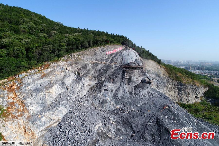 Giant sculptures carved in stone pit to boost tourism in Hubei(3/3)