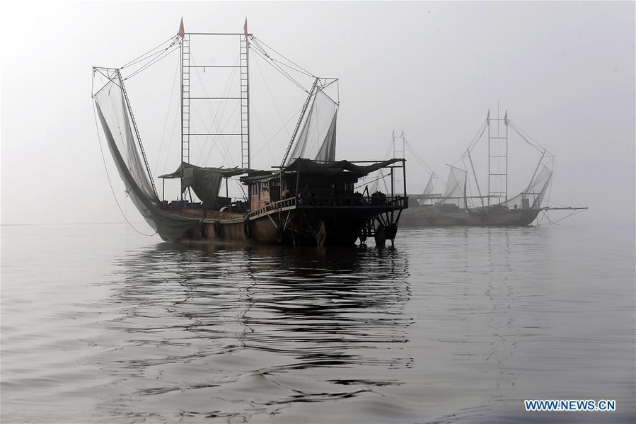 Fishing boats are seen in Huai\'an section of the Huaihe River in east China\'s Jiangsu Province, May 15, 2017. Due to torrential rain and the flow of water from upper reaches, water level of Jiangsu section of the Huaihe River has reached 13.20 meters recently. (Xinhua/Zhou Haijun)