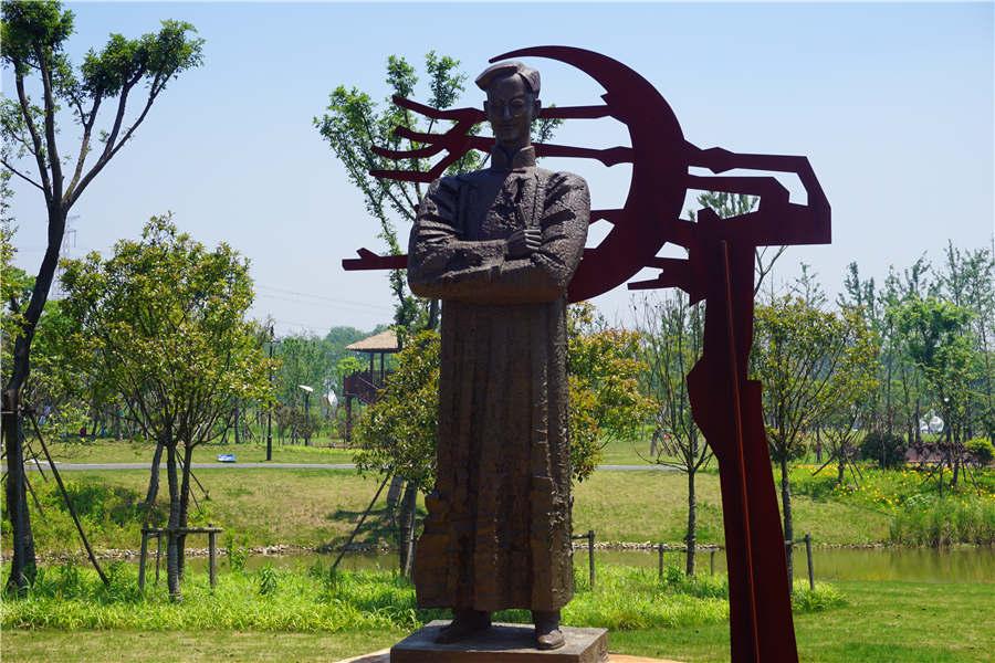 Sculptures at Haining park illustrate tide culture(1/9)