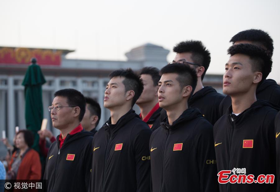 Men's basketball team watch flag-raising ceremony(1/3)