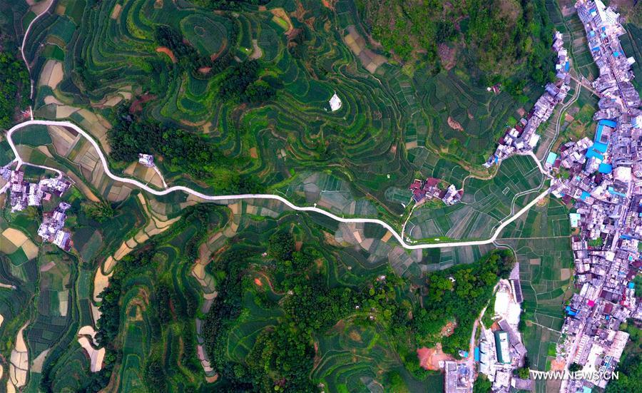
Aerial photo taken on May 21, 2017 shows a road linking Bansheng Township and Nongguan Village in Dahua Yao Autonomous County, south China\'s Guangxi Zhuang Autonomous Region. Guangxi strengthened road construction efforts in poor rural areas in recent years. (Xinhua/Huang Xiaobang)