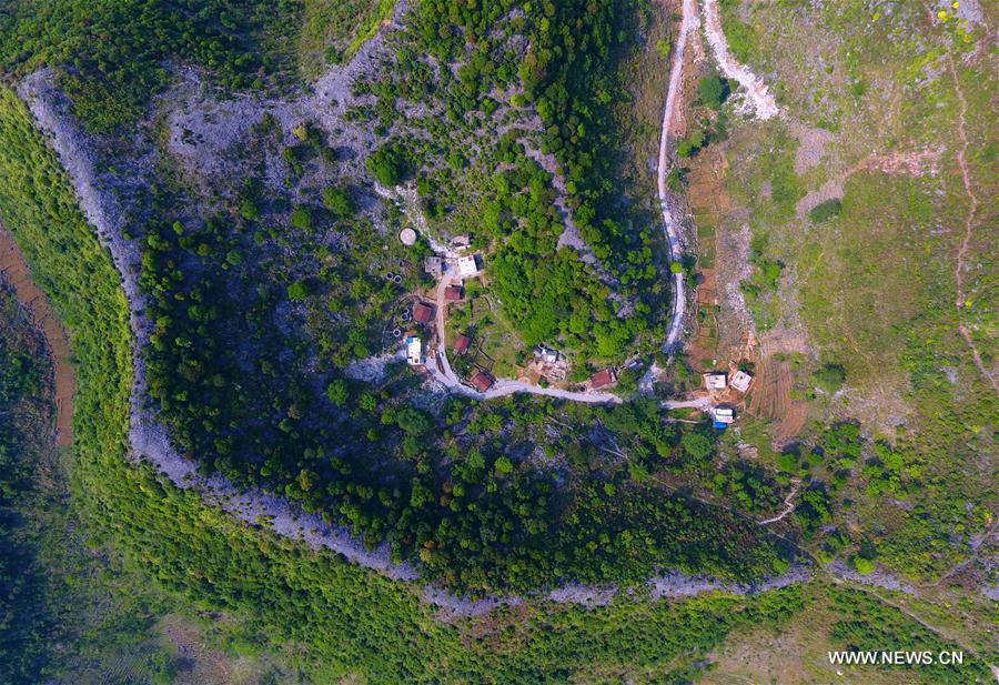Aerial photo taken on May 5, 2017 shows a road in Guzhu Village of Qibainong Township in Dahua Yao Autonomous County, south China\'s Guangxi Zhuang Autonomous Region. Guangxi strengthened road construction efforts in poor rural areas in recent years. (Xinhua/Huang Xiaobang)