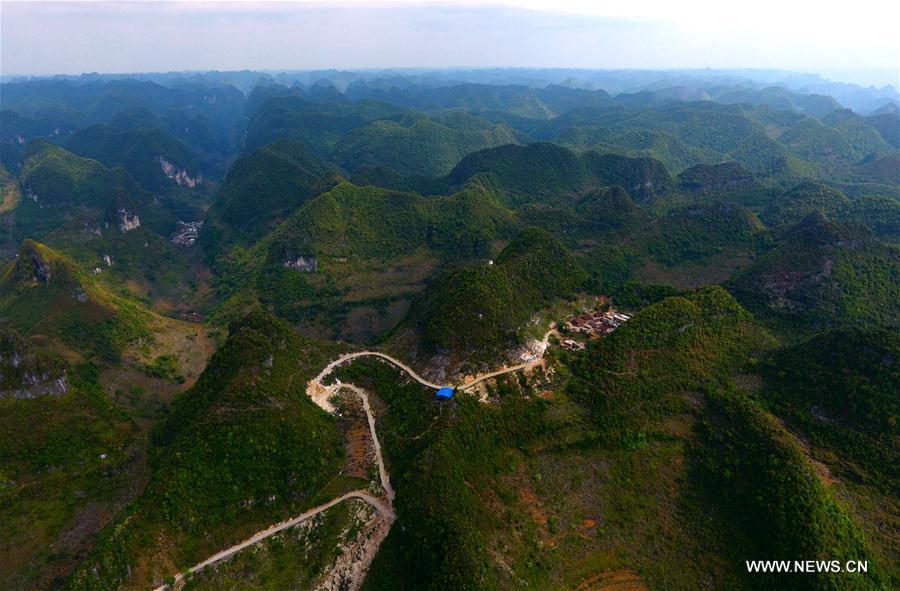 Aerial photo taken on May 5, 2017 shows a road in Guzhu Village of Qibainong Township in Dahua Yao Autonomous County, south China\'s Guangxi Zhuang Autonomous Region. Guangxi strengthened road construction efforts in poor rural areas in recent years. (Xinhua/Huang Xiaobang)