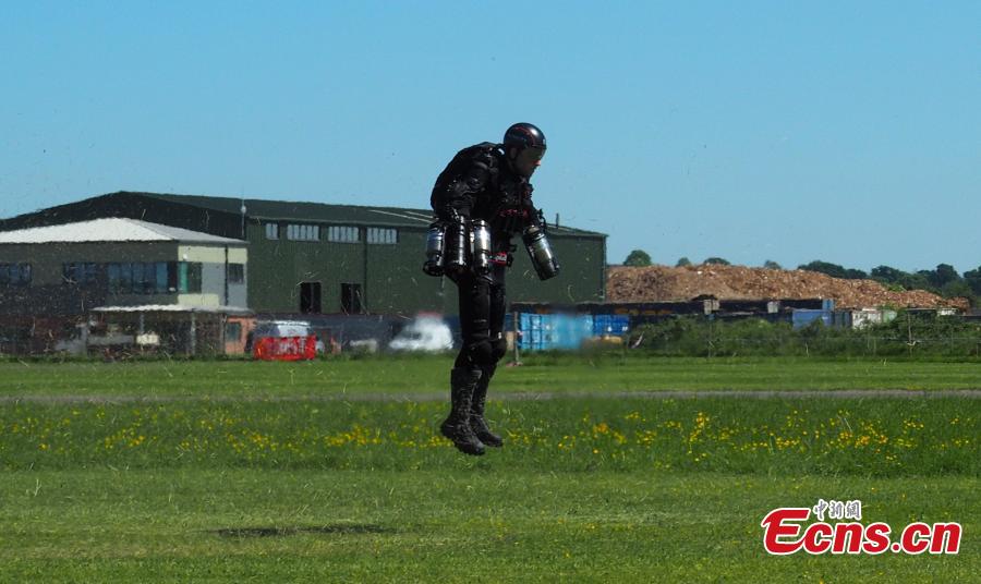 Inventor Richard Browning of technology startup Gravity flies in his òDaedalusó jet suit at Henstridge airfield in Somerset, Britain, May 25, 2017. Richard Browning, a 38-year-old former commodities trader with little experience of engineering, developed his jet suit with the help of friends over the last 18 months. It is powered by six gas turbine engines which combined generate 800 horse-power. Browning showed off his piloting skills at a flight test on Thursday, breaking his record for speed by traveling over 30mph, covering a distance of several hundred meters. (Photo/Agencies)
