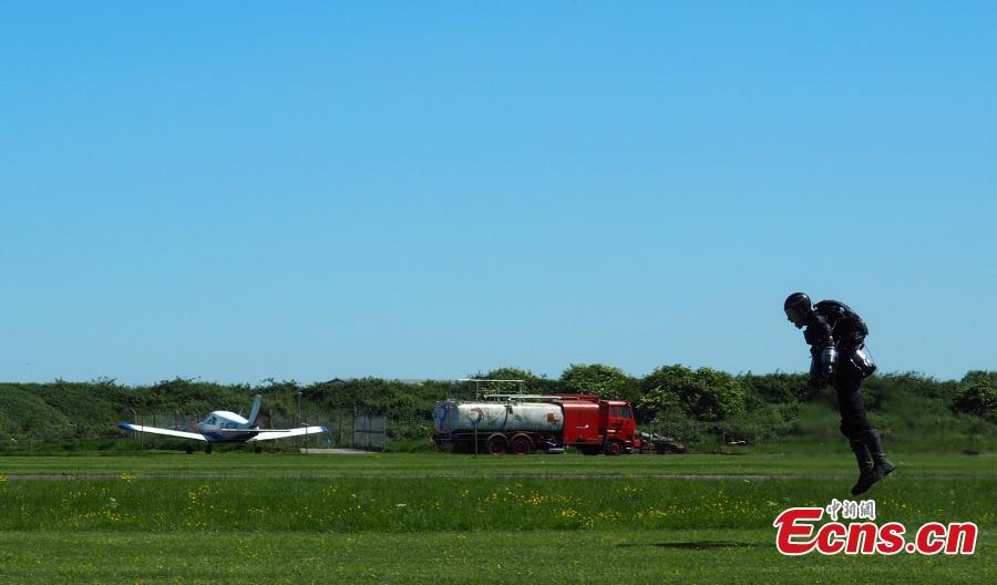 Inventor Richard Browning of technology startup Gravity flies in his òDaedalusó jet suit at Henstridge airfield in Somerset, Britain, May 25, 2017. Richard Browning, a 38-year-old former commodities trader with little experience of engineering, developed his jet suit with the help of friends over the last 18 months. It is powered by six gas turbine engines which combined generate 800 horse-power. Browning showed off his piloting skills at a flight test on Thursday, breaking his record for speed by traveling over 30mph, covering a distance of several hundred meters. (Photo/Agencies)