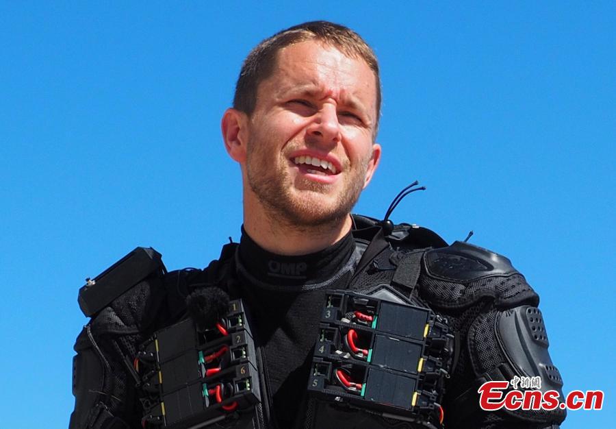 Inventor Richard Browning of technology startup Gravity wears his òDaedalusó jet suit after flight tests at Henstridge airfield in Somerset, Britain, May 25, 2017. Richard Browning, a 38-year-old former commodities trader with little experience of engineering, developed his jet suit with the help of friends over the last 18 months. It is powered by six gas turbine engines which combined generate 800 horse-power. Browning showed off his piloting skills at a flight test on Thursday, breaking his record for speed by traveling over 30mph, covering a distance of several hundred meters. (Photo/Agencies)