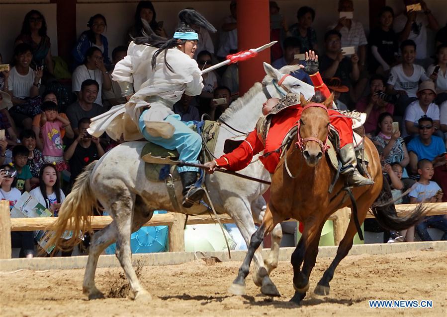Performers demonstrate sword fighting on horseback in Kaifeng(2/8)