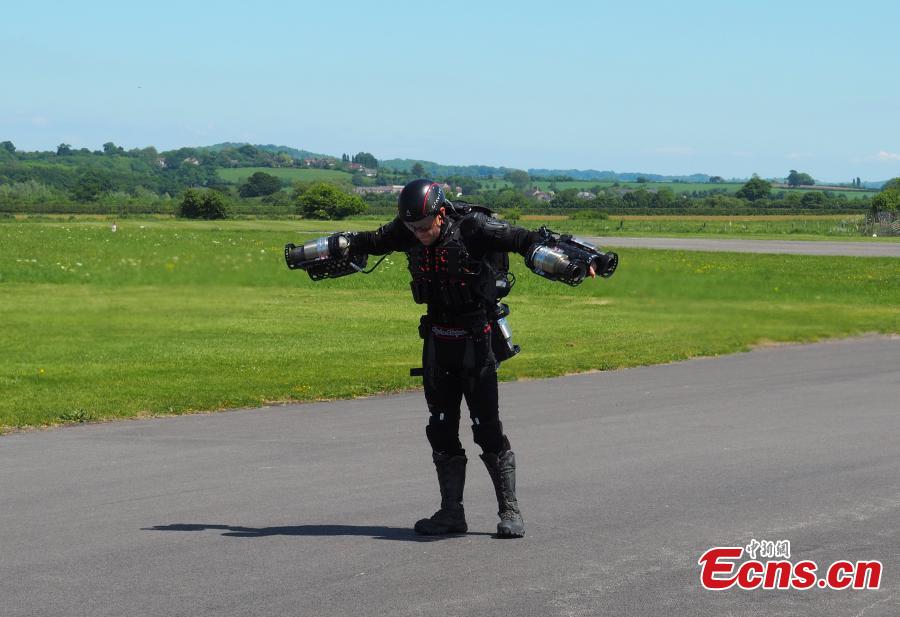 Inventor Richard Browning of technology startup Gravity prepares to take off in his òDaedalusó jet suit at Henstridge airfield in Somerset, Britain, May 25, 2017. Richard Browning, a 38-year-old former commodities trader with little experience of engineering, developed his jet suit with the help of friends over the last 18 months. It is powered by six gas turbine engines which combined generate 800 horse-power. Browning showed off his piloting skills at a flight test on Thursday, breaking his record for speed by traveling over 30mph, covering a distance of several hundred meters. (Photo/Agencies)
