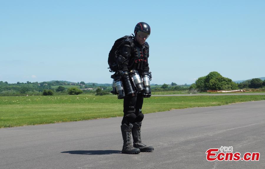 Inventor Richard Browning of technology startup Gravity prepares to take off in his òDaedalusó jet suit at Henstridge airfield in Somerset, Britain, May 25, 2017. Richard Browning, a 38-year-old former commodities trader with little experience of engineering, developed his jet suit with the help of friends over the last 18 months. It is powered by six gas turbine engines which combined generate 800 horse-power. Browning showed off his piloting skills at a flight test on Thursday, breaking his record for speed by traveling over 30mph, covering a distance of several hundred meters. (Photo/Agencies)