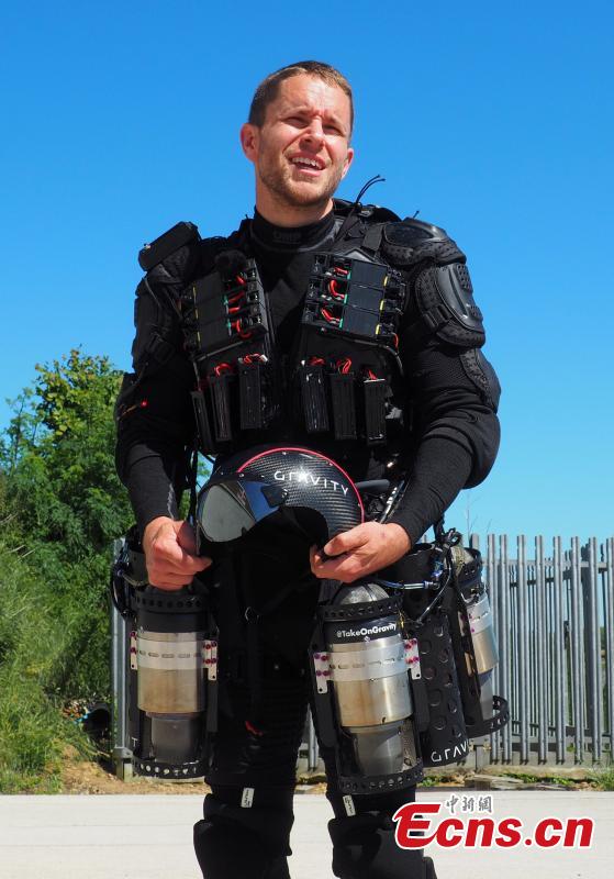 Inventor Richard Browning of technology startup Gravity wears his òDaedalusó jet suit after flight tests at Henstridge airfield in Somerset, Britain, May 25, 2017. Richard Browning, a 38-year-old former commodities trader with little experience of engineering, developed his jet suit with the help of friends over the last 18 months. It is powered by six gas turbine engines which combined generate 800 horse-power. Browning showed off his piloting skills at a flight test on Thursday, breaking his record for speed by traveling over 30mph, covering a distance of several hundred meters. (Photo/Agencies)