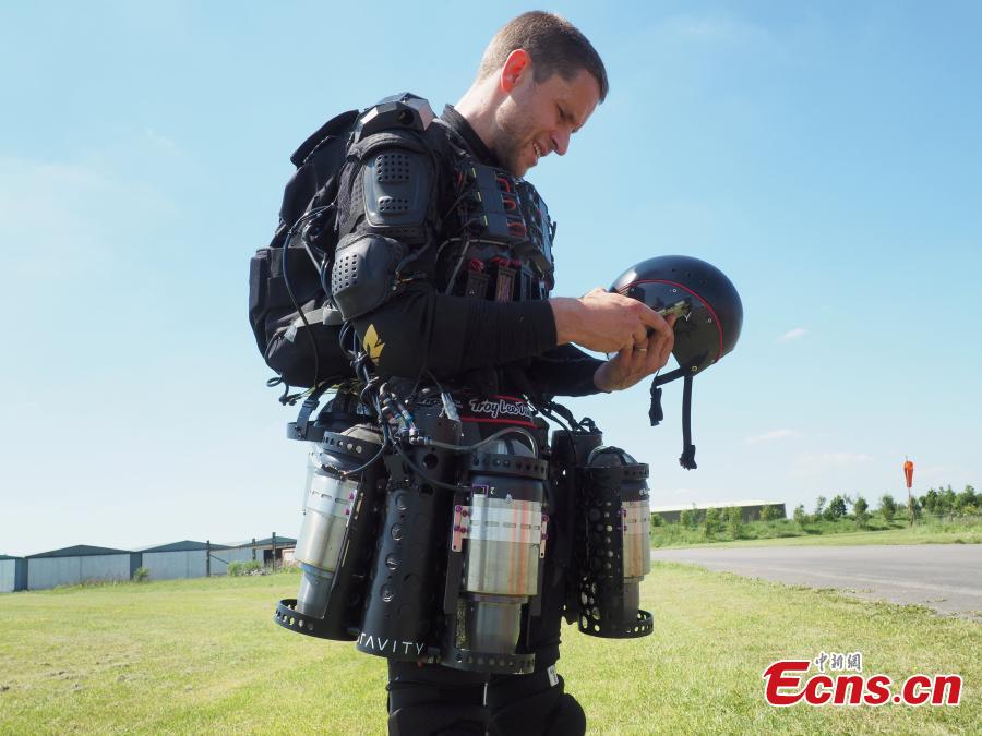 Inventor Richard Browning of technology startup Gravity wears his òDaedalusó jet suit after flight tests at Henstridge airfield in Somerset, Britain, May 25, 2017. Richard Browning, a 38-year-old former commodities trader with little experience of engineering, developed his jet suit with the help of friends over the last 18 months. It is powered by six gas turbine engines which combined generate 800 horse-power. Browning showed off his piloting skills at a flight test on Thursday, breaking his record for speed by traveling over 30mph, covering a distance of several hundred meters. (Photo/Agencies)