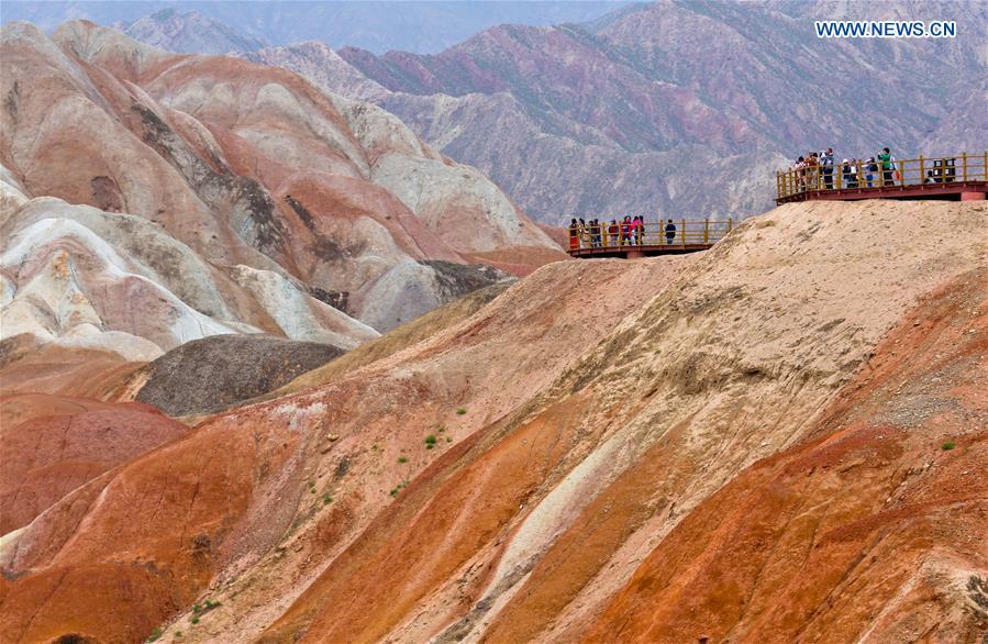 Tourists visit Danxia National Geological Park in NW China(1/3)