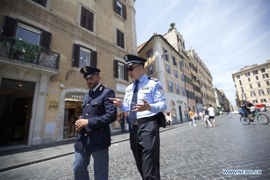 A Chinese police officer and an Italian police officer patrol at Piazza di Spagna of Rome, Italy, on June 5, 2017. A joint policing project between China and Italy was presented Monday in Rome\'s historic Piazza di Spagna. A group of 10 uniformed Chinese officers will be patrolling busy tourist areas in Rome, Florence, Naples, and Milan jointly with their Italian colleagues for the next 20 days. (Xinhua/Jin Yu)
