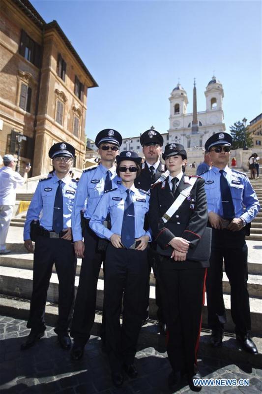 Chinese and Italian police officers pose for a photo at Piazza di Spagna of Rome, Italy, on June 5, 2017. A joint policing project between China and Italy was presented Monday in Rome\'s historic Piazza di Spagna. A group of 10 uniformed Chinese officers will be patrolling busy tourist areas in Rome, Florence, Naples, and Milan jointly with their Italian colleagues for the next 20 days. (Xinhua/Jin Yu)