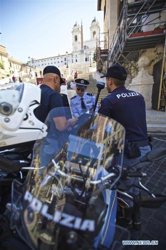 A Chinese police officer talks with Italian police officers during their joint patrol at Piazza di Spagna of Rome, Italy, on June 5, 2017. A joint policing project between China and Italy was presented Monday in Rome\'s historic Piazza di Spagna. A group of 10 uniformed Chinese officers will be patrolling busy tourist areas in Rome, Florence, Naples, and Milan jointly with their Italian colleagues for the next 20 days. (Xinhua/Jin Yu)