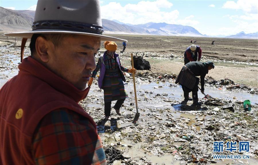 Photo shows villagers from Sharduy village of Tingri County in Tibet Autonomous Region\'s Shigatse city watering the nearby wetland by flood-prevention facilities on May 17. (Photo/Xinhua)