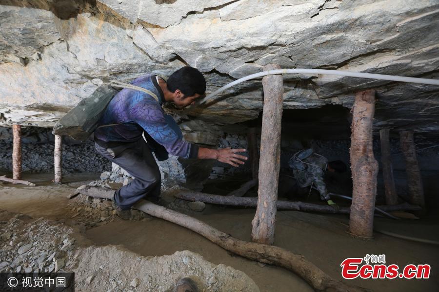 Farmer Lu Weiping, 40, carries raw inkstone on his back down a mountain in Gannan Tibetan Autonomous Prefecture, Northwest China’s Gansu Province. For generations, residents of Taoyan Township have collected Tao Inkstone, one of the four famous inkstones in China. They use basic tools including a hammer and ropes to mine the material on the mountain, then carry it along dangerous cliff roads. One can carry unprocessed inkstone up to 40 kilograms and it sells for about 30 yuan ($4.4) per kilogram. Mining inkstone and collecting herbs for medicine are two major income sources for locals. (Photo/VCG)