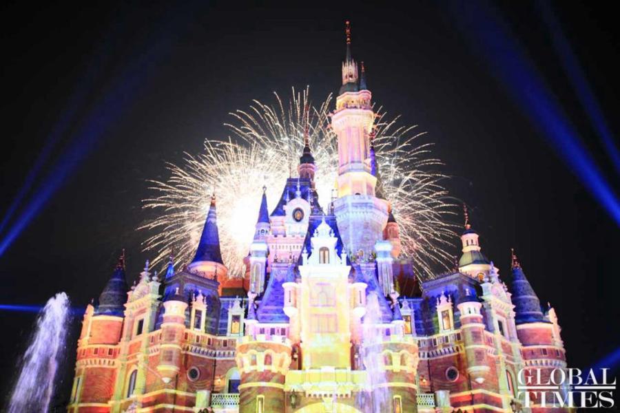 Shanghai Disneyland celebrates its first anniversary with astonishing light show(1/9)