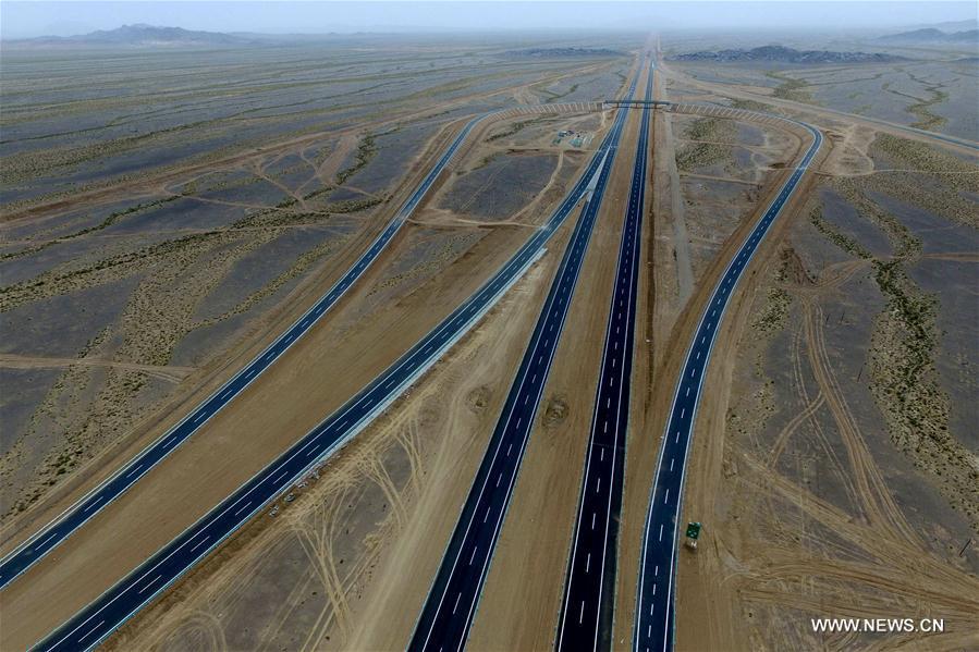 Photo taken on June 18, 2017 shows the Hami section of Beijing-Xinjiang Highway in Hami, northwest China\'s Xinjiang Uygur Autonomous Region. The Hami to Mingshui of Gansu section of Beijing-Xinjiang Highway was expected to open to traffic at the end of June. The open of Beijing-Xinjiang Highway will shorten a highway mileage of 1,000km from Beijing to Xinjiang. (Xinhua/Cai Zengle)