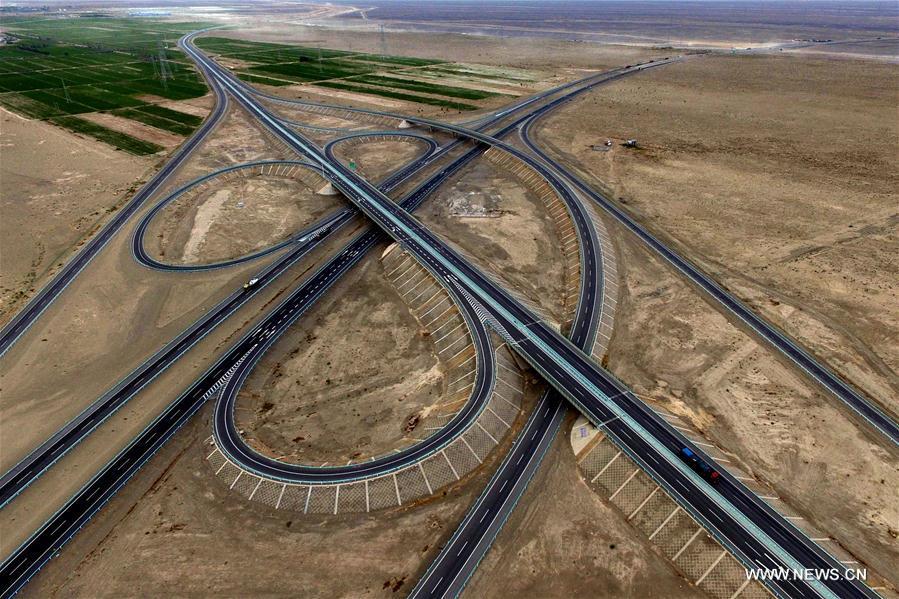Photo taken on June 18, 2017 shows the Hami section of Beijing-Xinjiang Highway in Hami, northwest China\'s Xinjiang Uygur Autonomous Region. The Hami to Mingshui of Gansu section of Beijing-Xinjiang Highway was expected to open to traffic at the end of June. The open of Beijing-Xinjiang Highway will shorten a highway mileage of 1,000km from Beijing to Xinjiang. (Xinhua/Cai Zengle)