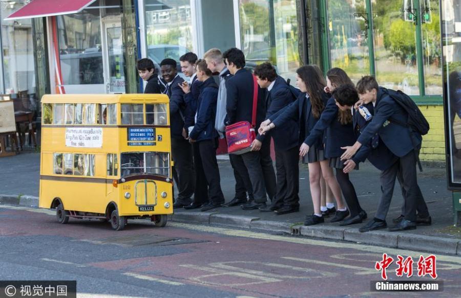 Retired bus driver creates miniature bus (1/3)