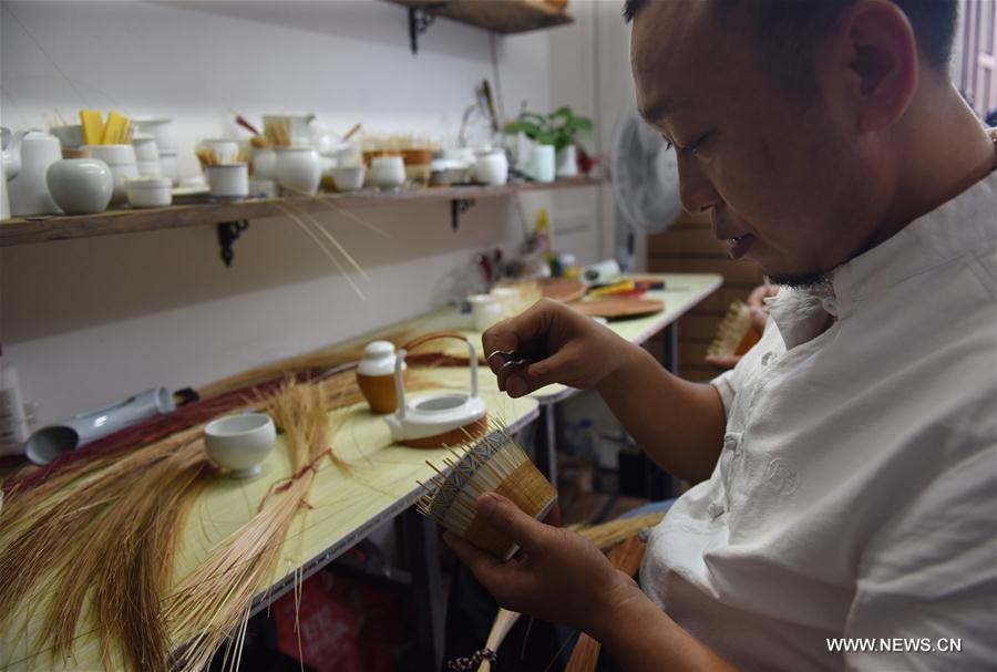 Craftsman Zhang Sanshi makes a porcelain body at a workshop at Jingdezhen, east China\'s Jiangxi Province, June 26, 2017. Jingdezhen has a history of porcelain-making that dates back more than 1,000 years. In the late Ming Dynasty (1368-1644), it was not only the home of imperial kilns, but also a center for porcelain exports. (Xinhua/Song Zhenping)