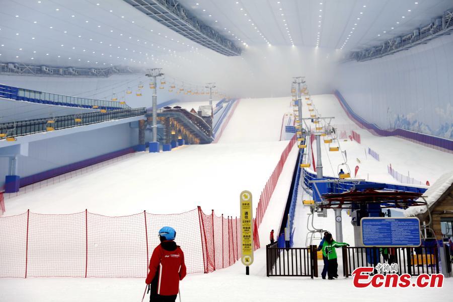 World's largest indoor ski resort opens in China's ice city(2/4)