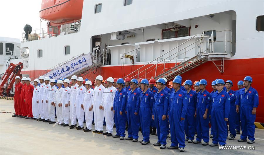 Expedition team members prepare to board the comprehensive research vessel, the Kexue (Science), in Qingdao, east China\'s Shandong Province, July 10, 2017. The 99.6-meter-long and 17.8-meter-wide ship carrying scientific detection equipments domestically developed by China set off here Monday. (Xinhua/Zhang Xudong)