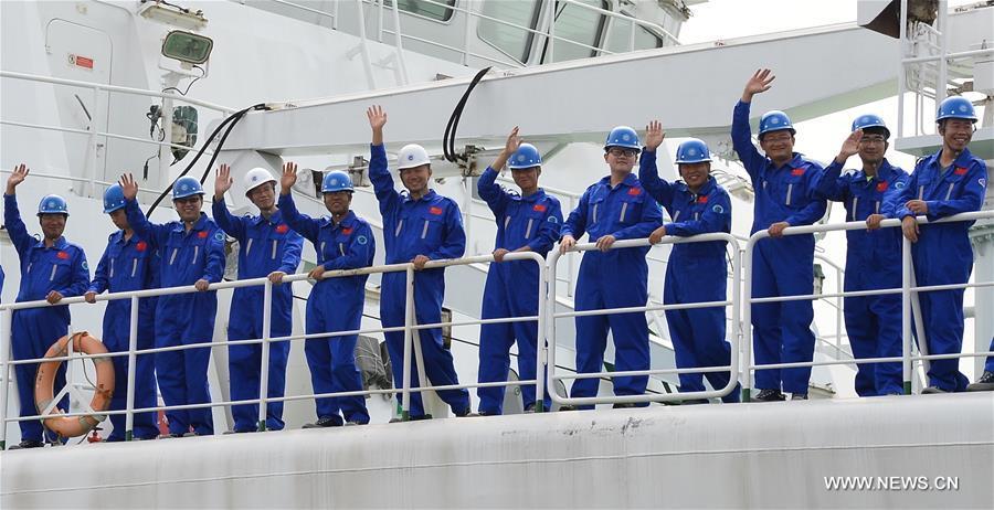 Expedition team members wave goodbye aboard the comprehensive research vessel, the Kexue (Science), in Qingdao, east China\'s Shandong Province, July 10, 2017. The 99.6-meter-long and 17.8-meter-wide ship carrying scientific detection equipments domestically developed by China set off here Monday. (Xinhua/Zhang Xudong)