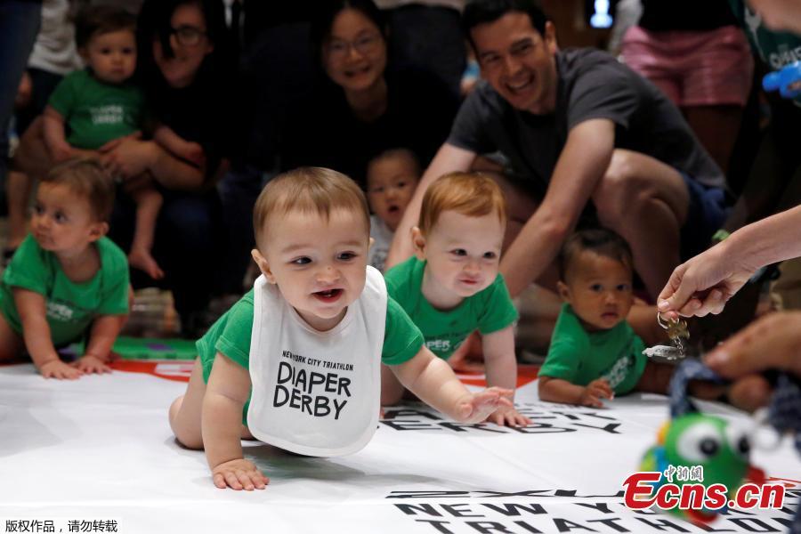 Babies compete in 2017 'Diaper Derby' crawling race in New York(3/5)