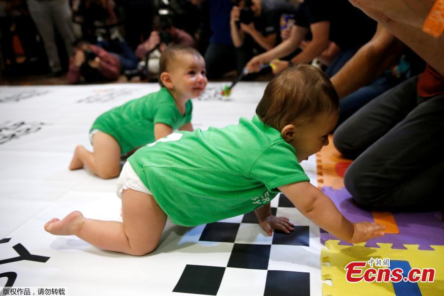 Babies compete in 2017 'Diaper Derby' crawling race in New York(4/5)