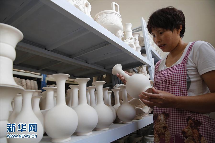 Baofeng County in mid-eastern China\'s Henan Province is the hometown of Ru porcelain. In recent years, Ru porcelain artists have combined white southern ceramic items with the traditional northern glaze and made innovations in the artform. By doing so, they have produced some oustanding colorful and creative Ru porcelain works. (Photo/Xinhua)