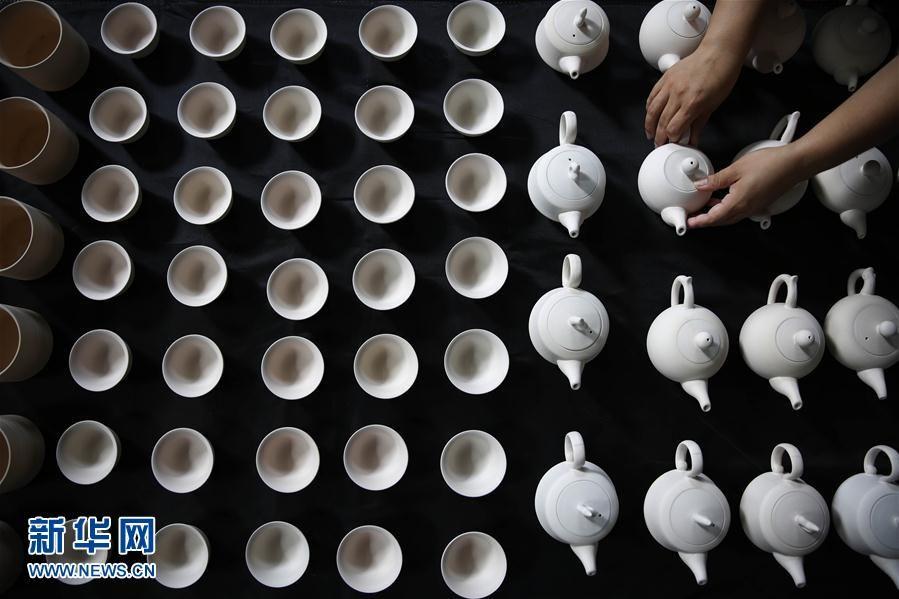 Baofeng County in mid-eastern China\'s Henan Province is the hometown of Ru porcelain. In recent years, Ru porcelain artists have combined white southern ceramic items with the traditional northern glaze and made innovations in the artform. By doing so, they have produced some oustanding colorful and creative Ru porcelain works. (Photo/Xinhua)