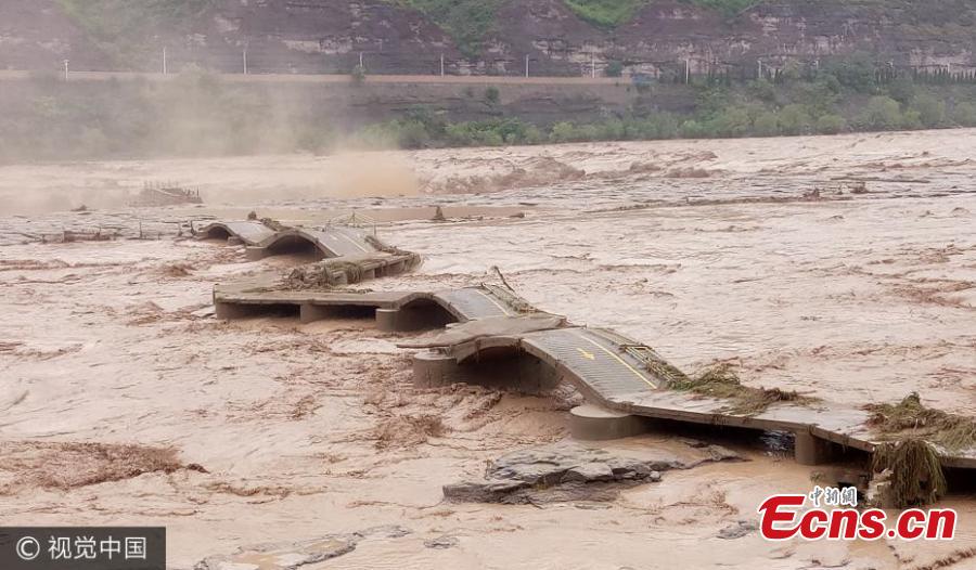 Hukou Waterfall vanishes in surging floodwater(1/3)