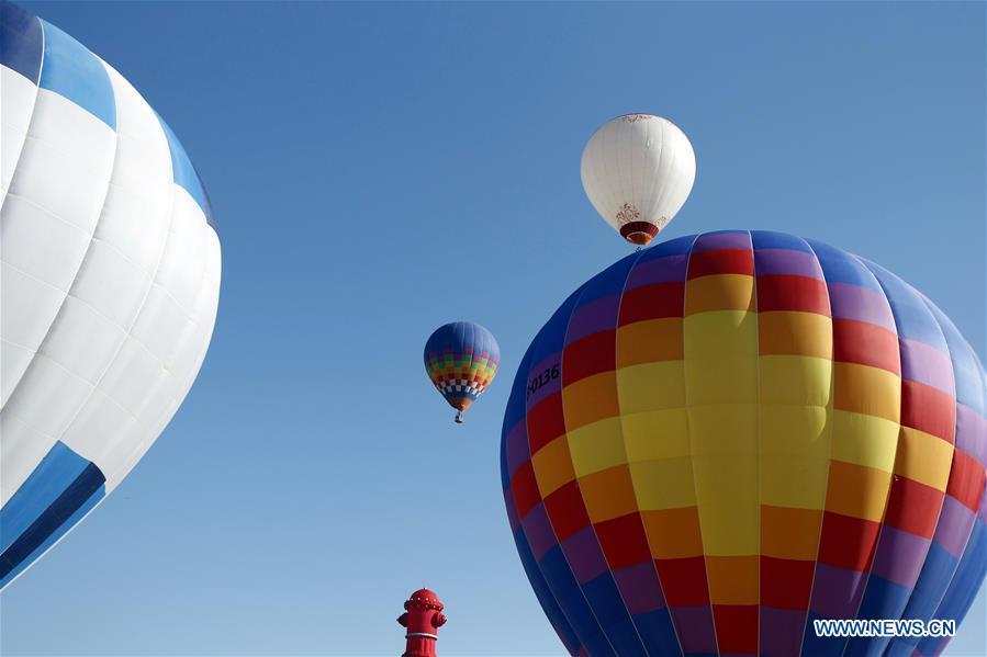 Hot air balloon event held in China's Ningxia(1/9)