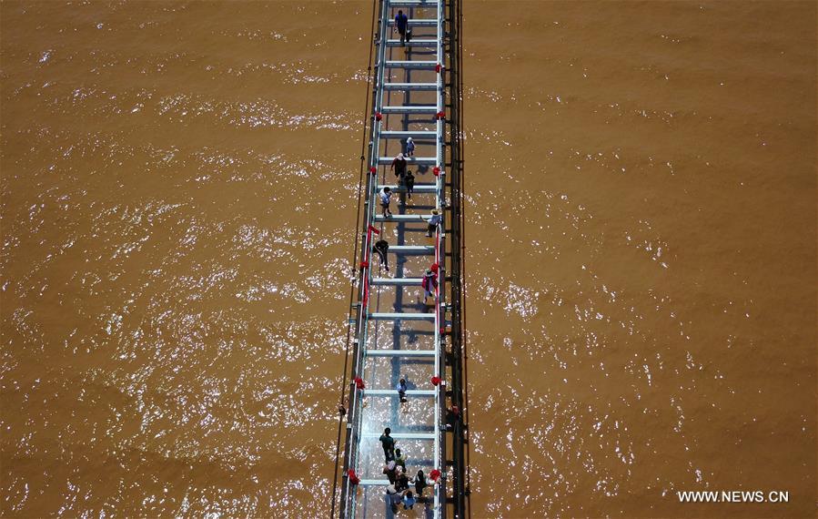 Glass bridge across the Yellow River(1/8)