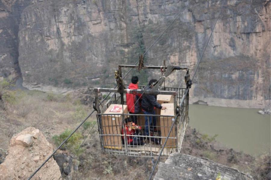 Deliverymen cross river and mountains to reach remote village(1/8)